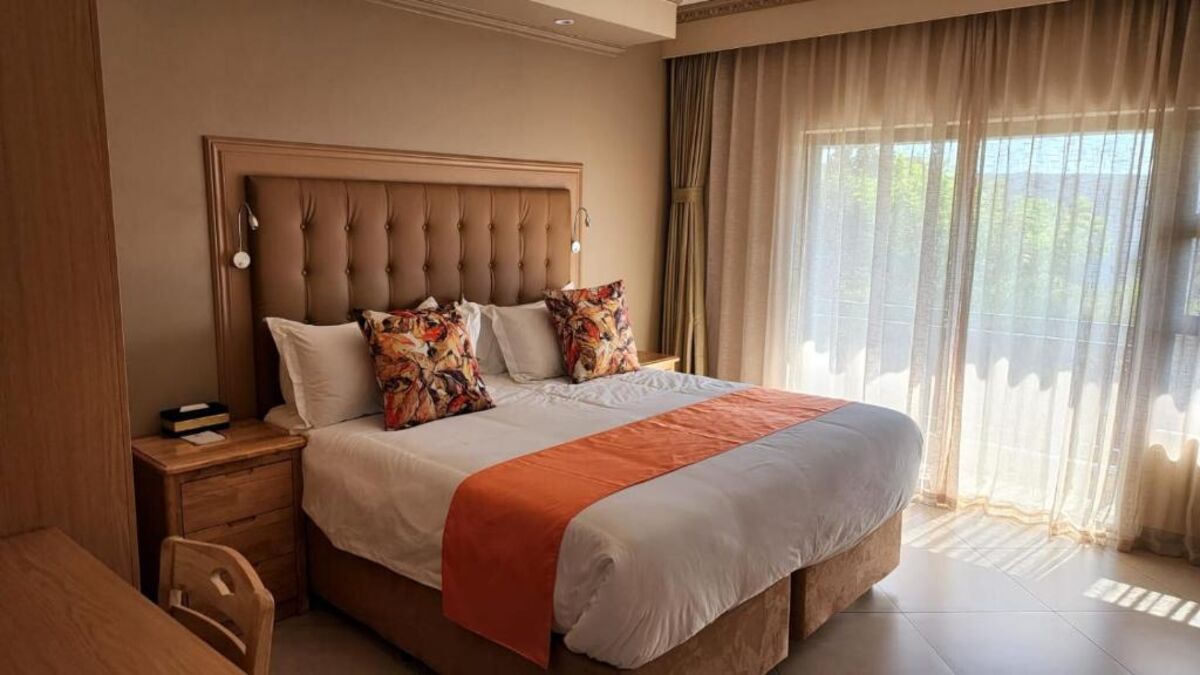 Room interior at LilyPark Lodge, photo 2
