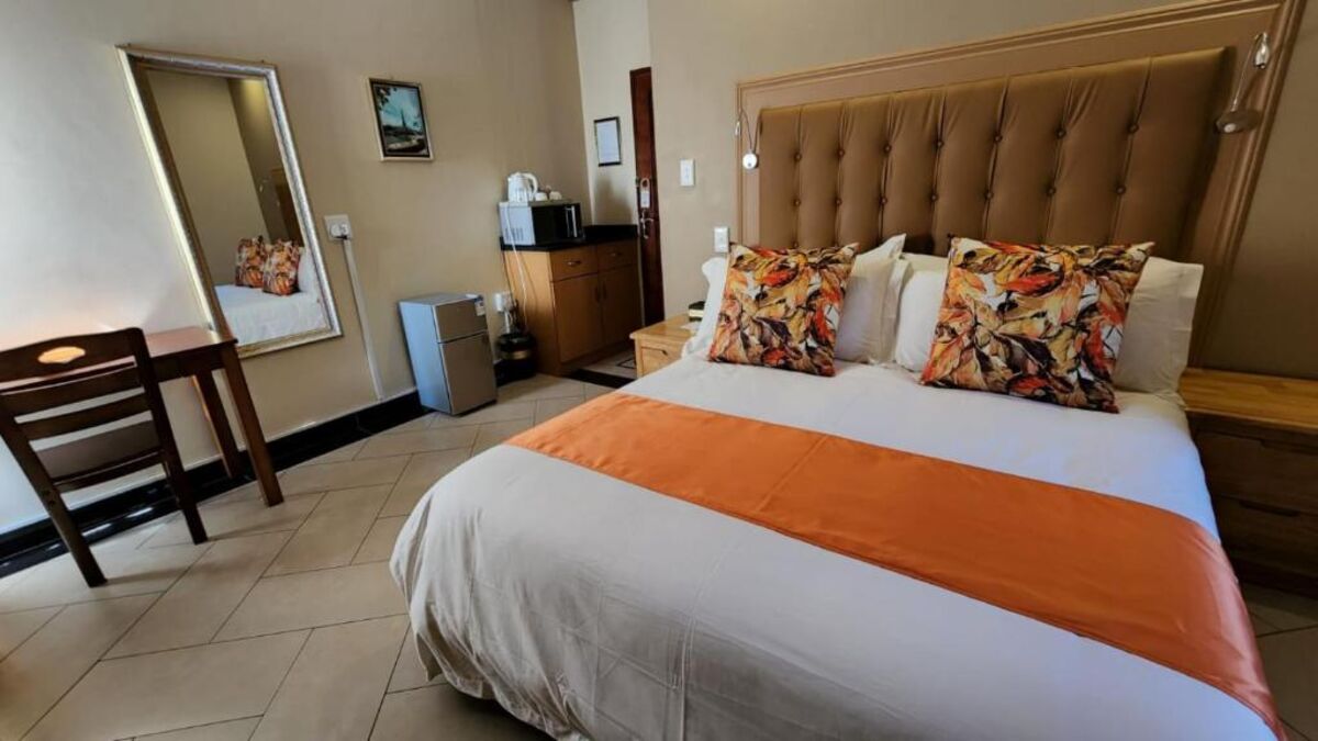 Room interior at LilyPark Lodge, photo 3