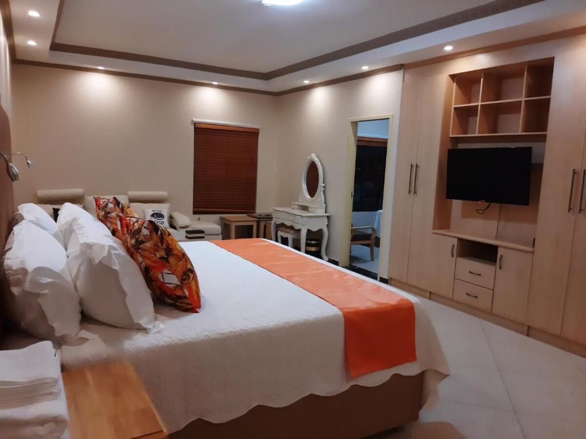 Room interior at LilyPark Lodge, photo 1